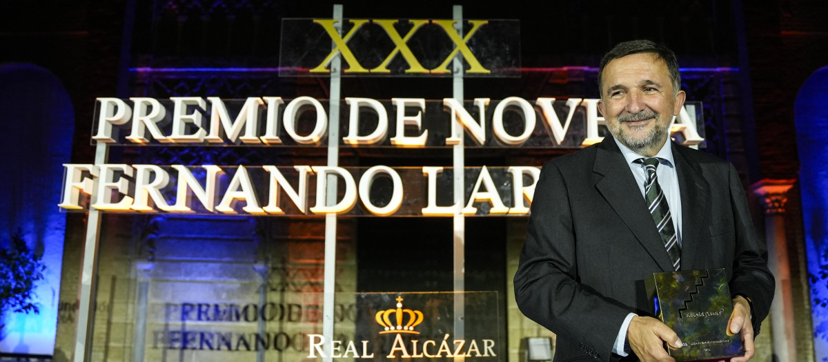 El escritor y periodista Sergio Vila-Sanjuán con el Premio de Novela Fernando Lara