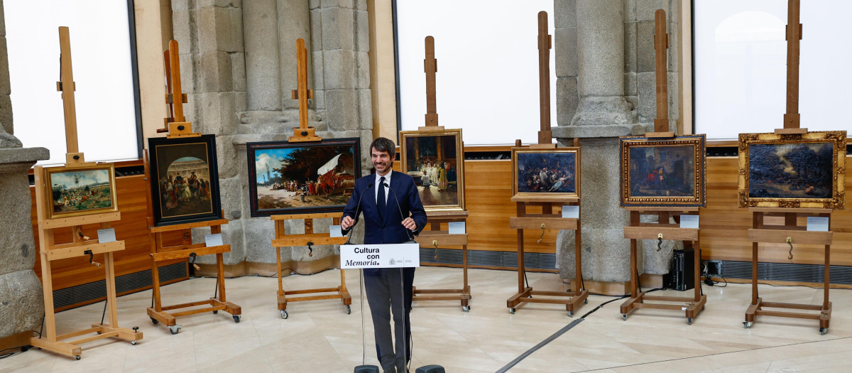 Urtasun en el Museo del Prado junto a los siete cuadros incautados