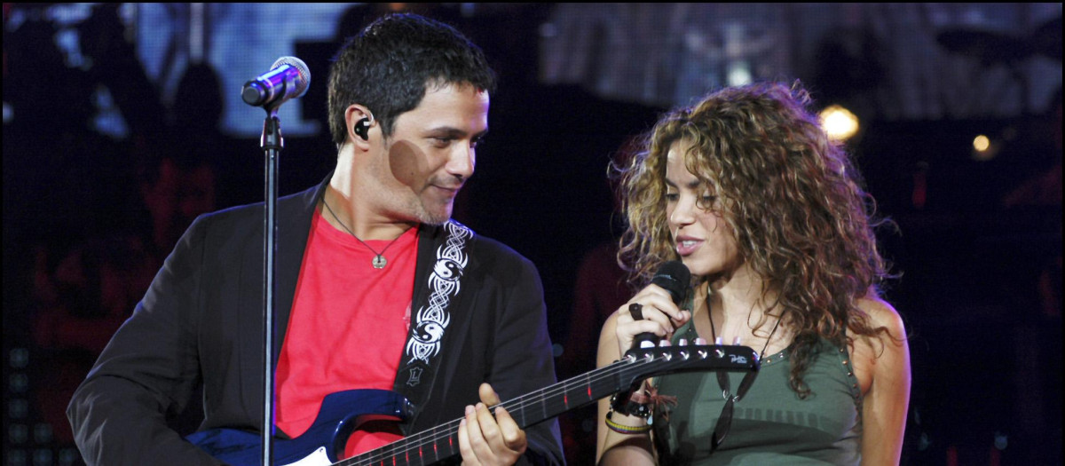 Los cantantes Alejandro Sanz y Shakira durante un concierto de 2006