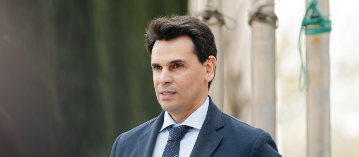 (Foto de ARCHIVO)
La pareja de la presidenta de la Comunidad de Madrid, Alberto González Amador, sale de los Juzgados de Plaza de Castilla tras declarar, a 10 de abril de 2025, en Madrid (España). González Amador declara como investigado ante la jueza Inmaculada Iglesias en el marco de la pieza separada abierta por la posible comisión de delitos de corrupción en los negocios y administración desleal diferentes a los que se instruyen en la causa principal sobre un presunto fraude fiscal.
Mateo Lanzuela / Europa Press
10 ABRIL 2025;AYUSO;PAREJA;INVESTIGADO;JUZGADOS;PLAZA DE CASTILLA
10/4/2025