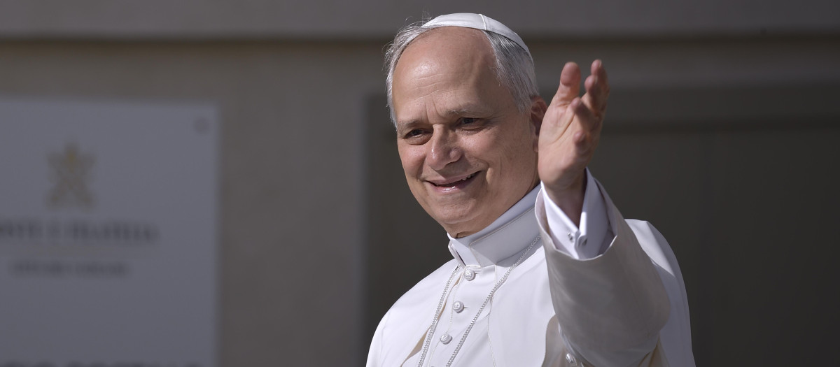El Papa León XIV recorre la plaza de San Pedro en Papamóvil - Europa Press