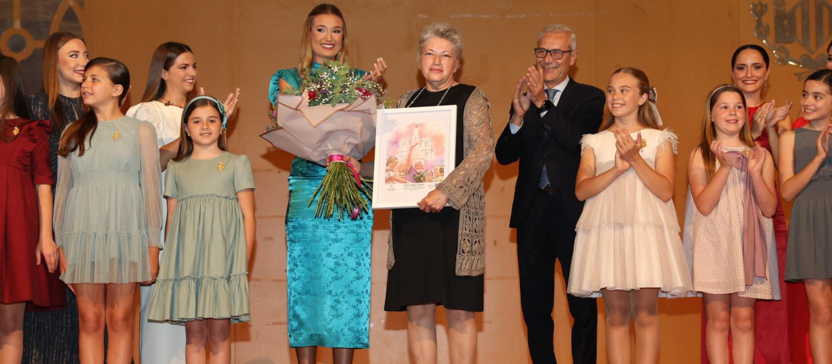 Las falleras mayores de Valencia 2025 y Santiago Ballester entregan a Nuria Martí el Premio Mujer Extraordinaria 2025