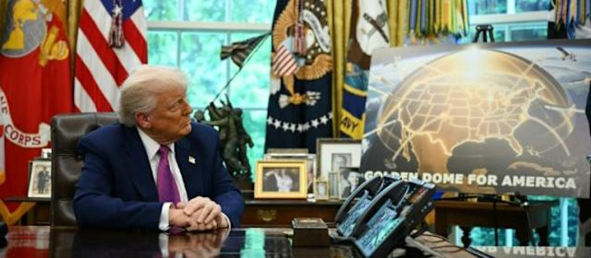 Trump presentando el proyecto de la Cúpula Dorada