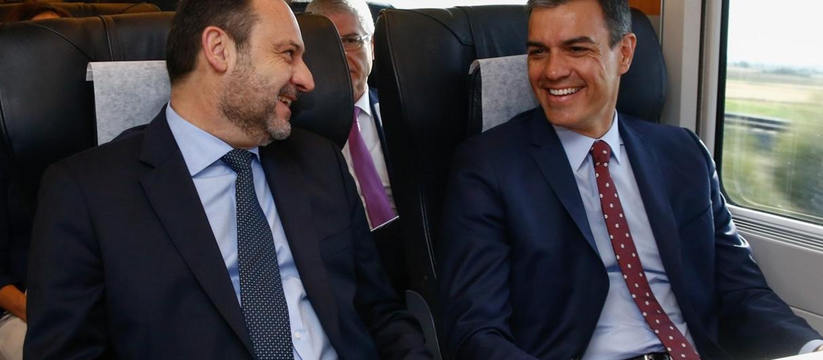 Pedro Sánchez y José Luis Ábalos en 2019
