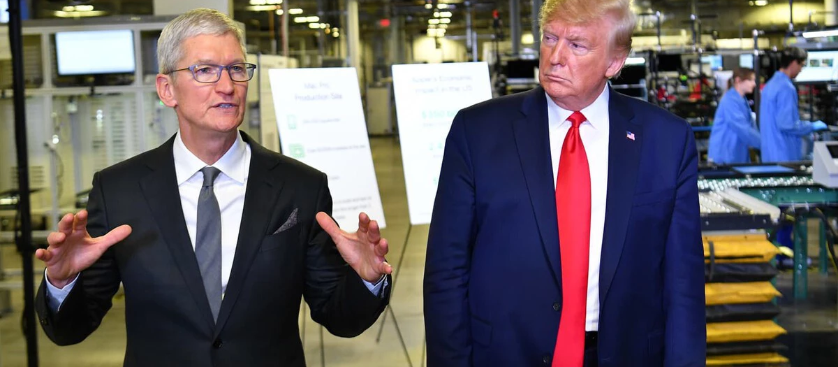 Trump junto al presidente de Apple, Tim Cook