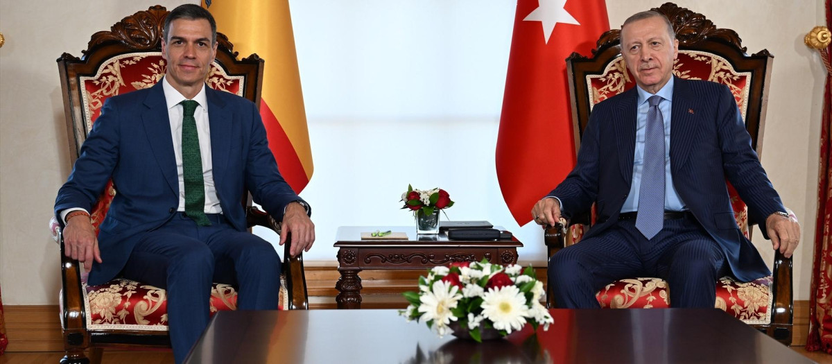 El presidente del Gobierno, Pedro Sánchez (i), se reúne con el presidente de Turquía, Recep Tayyip Erdogan (d), el 23 de mayo de 2025, en Estambul (Turquía)