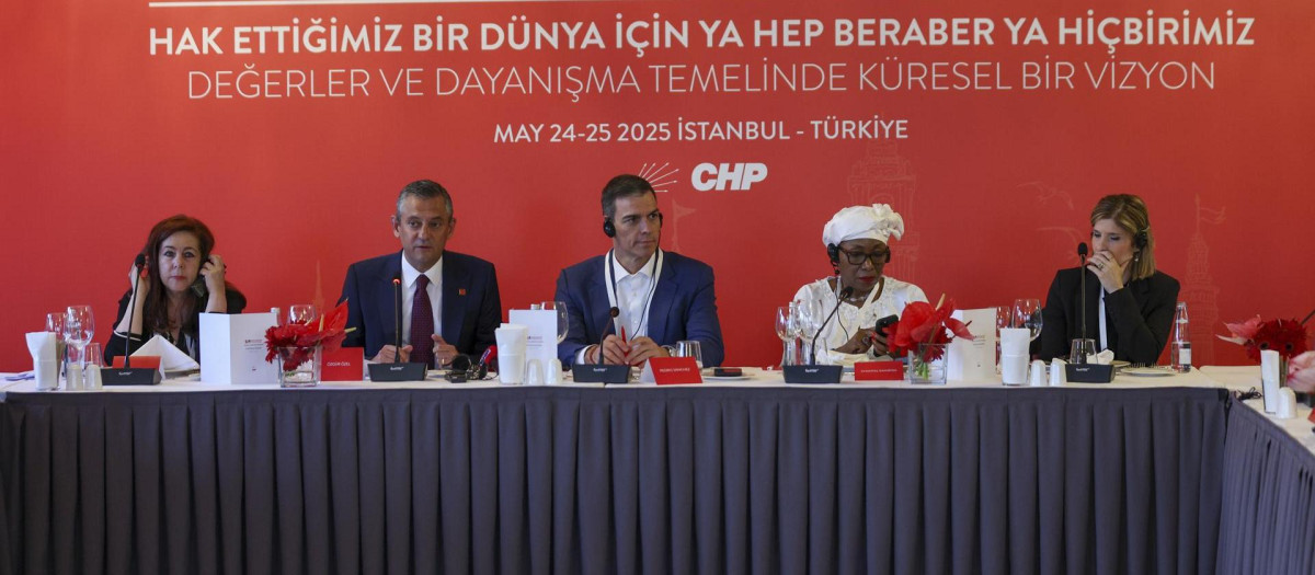 Pedro Sánchez en la reunión de la Internacional Socialista que tiene lugar en Estambul
