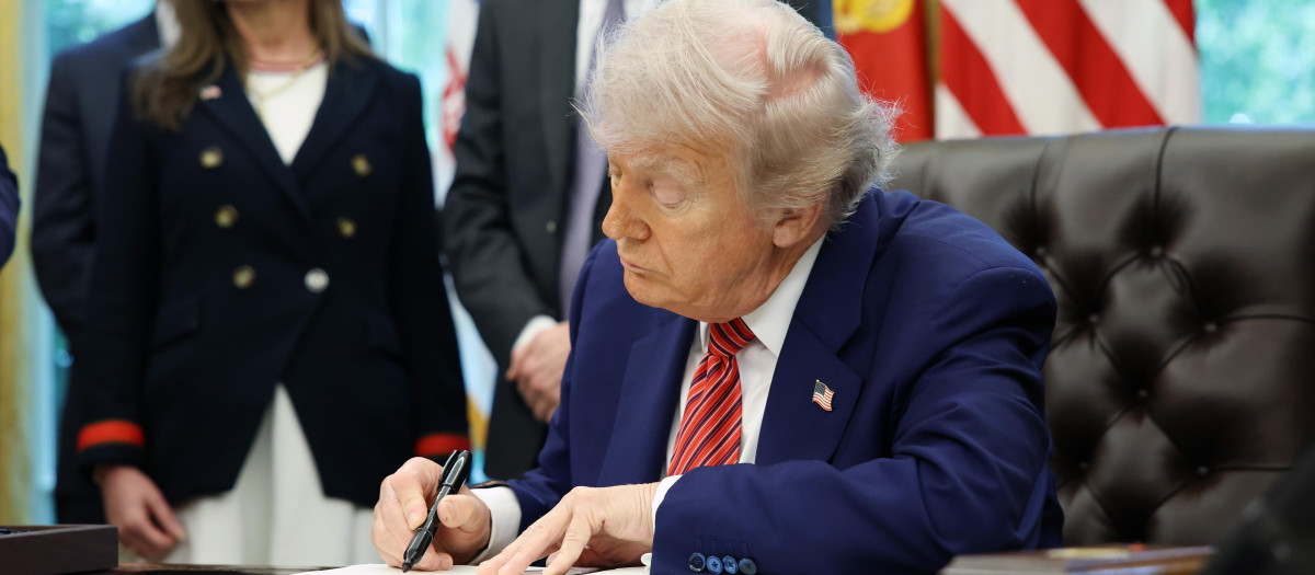 Donald Trump. presidente de EE.UU., firma los decretos para impulsar la energía nuclear en el país