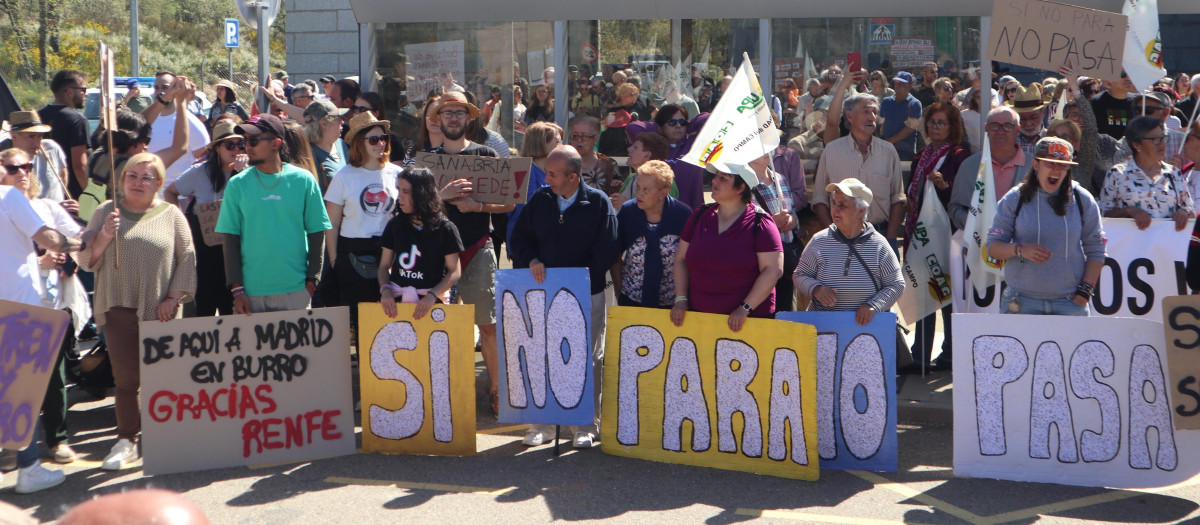 Concentración convocada por la Alianza UPA-COAG para protestar por la supresión de paradas del AVE en Sanabria.