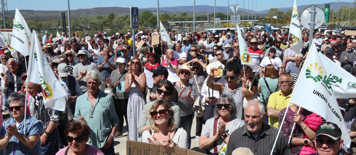 Concentración convocada por la Alianza UPA-COAG para protestar por la supresión de paradas del AVE en Sanabria.