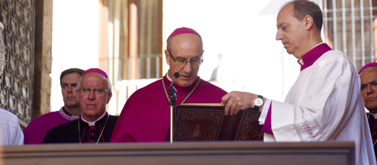 La toma de posesión del obispo de Córdoba, Monseñor Jesús Fernández,en imágenes
