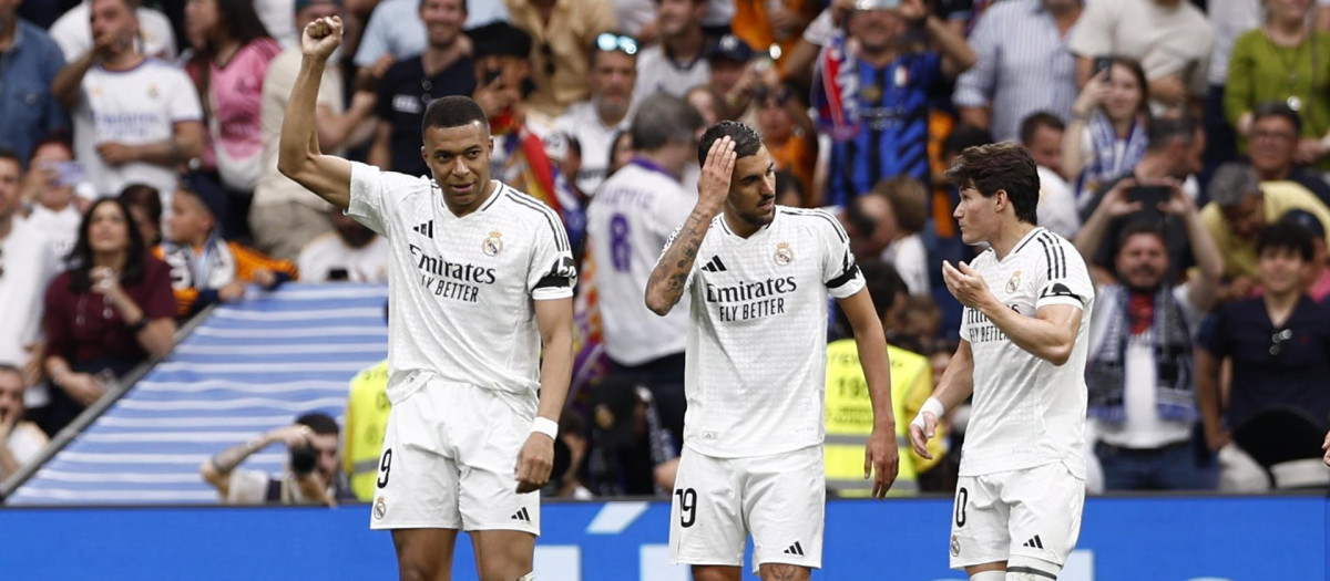 Kylian Mbappé levanta el puño tras marcar el 1-0