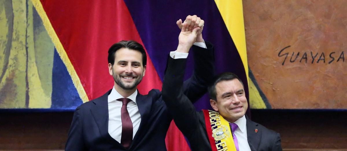 El presidente de la Asamblea Nacional, Niels Olsen (izq.), levantando la mano del presidente reelegido, Daniel Noboa tras colocarle la banda presidencial