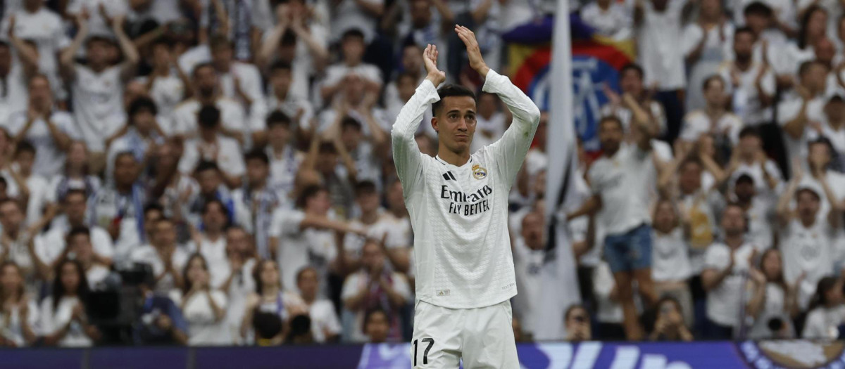 Lucas Vázquez recibe una ovación tras ser sustituido en su último partido en el Bernabéu