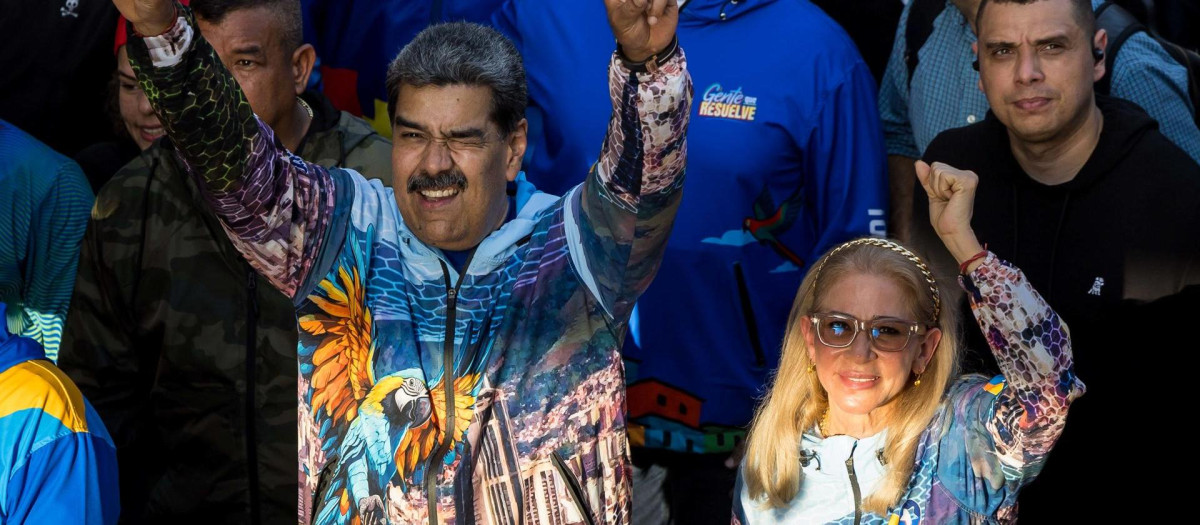 AME105. CARACAS (VENEZUELA), 22/05/2025.- El presidente de Venezuela, Nicolás Maduro (c), saluda a sus seguidores junto a su esposa, la diputada Cilia Flores, durante un acto de cierre de campaña este jueves, en Caracas (Venezuela). El chavismo decretó por adelantado, durante el cierre de la campaña electoral, su victoria en los comicios regionales y parlamentarios del próximo domingo, contra un sector minoritario de la oposición que se desligó de la mayor coalición antichavista y decidió participar para, según dice, defender el voto. EFE/ Miguel Gutiérrez