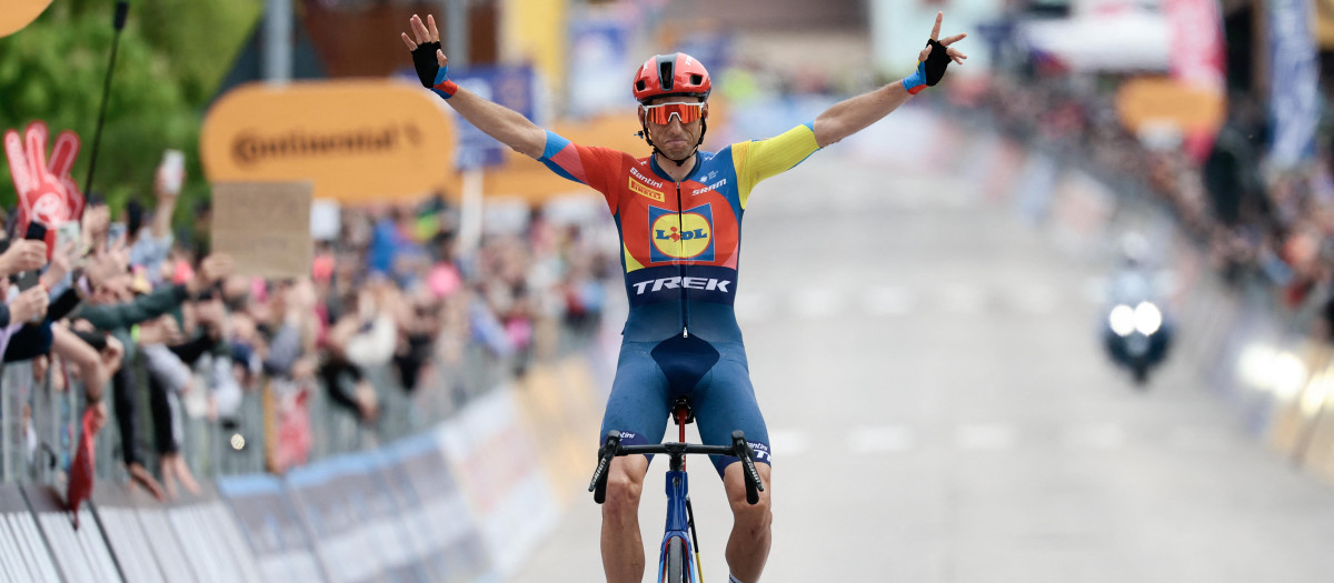 Carlos Verona celebra la victoria en la 15ª etapa del Giro
