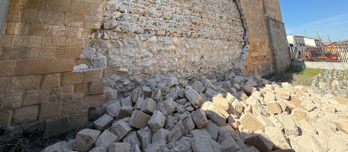 Parroquia de San Vicente, en Ávila, con un muro derrumbado