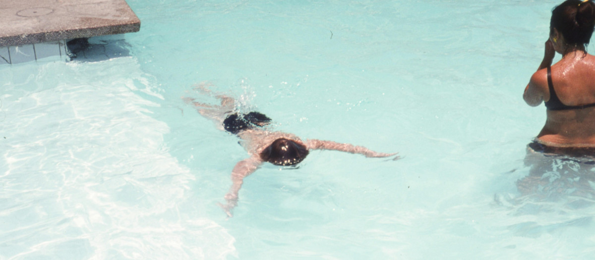 Un niño nadando en una piscina
