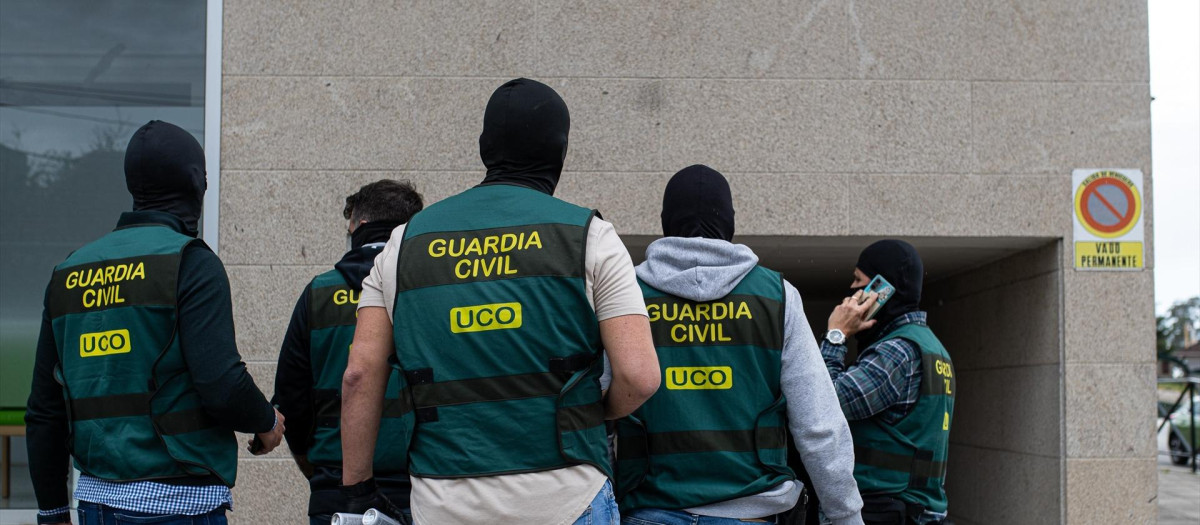 Agentes de la Unidad Central Operativa en una operación antidroga en Galicia