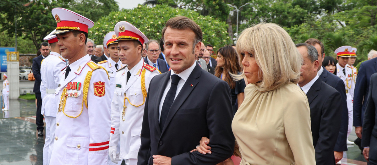 El presidente francés, Emmanuel Macron, y su esposa, Brigitte Macron, en Vietnam