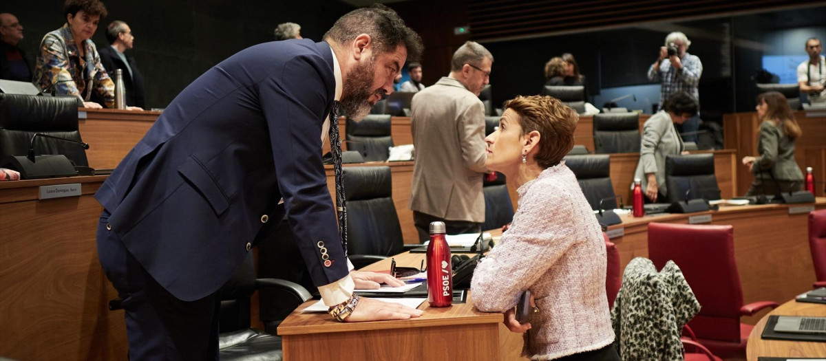La presidenta de Navarra, María Chivite, conversa, en una imagen de archivo, con el portavoz socialista, Ramón Alzórriz