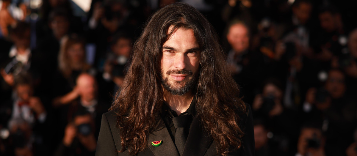 Oliver Laxe con su premio del Festival de Laxe