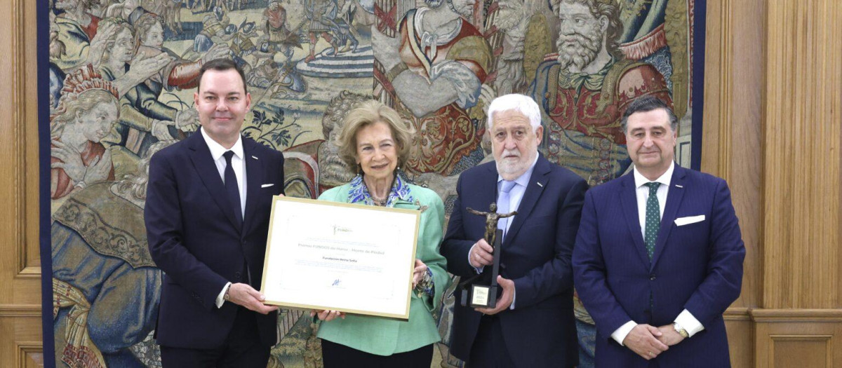 Entrega del Premio FUNDOS de Honor-Monte de Piedad a S.M. la Reina Doña Sofía