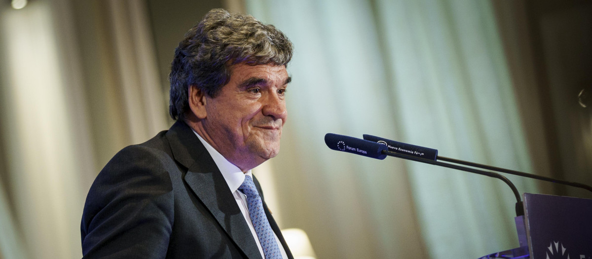 El gobernador del Banco de España, José Luis Escrivá, interviene durante un desayuno informativo