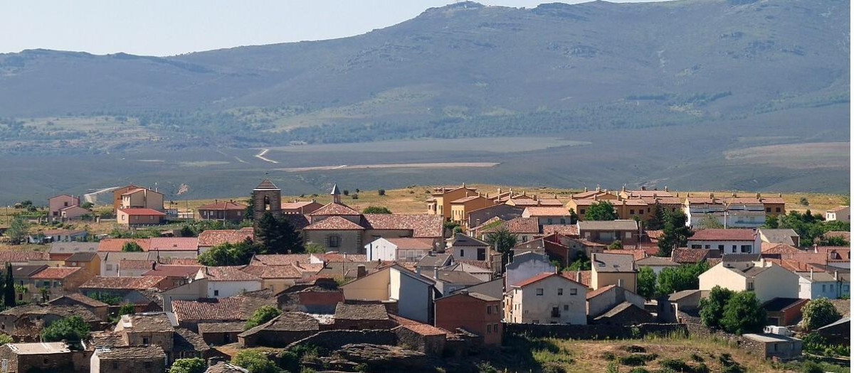 Vista de la localidad al pie de la sierra de Alto Rey