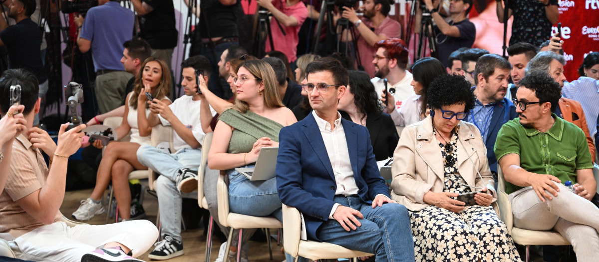 Expectación ante la llegada de Melody a la rueda de prensa ofrecida tras su paso por Eurovisión