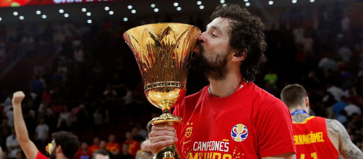 Sergio Llull, en una imagen de archivo, besando la Copa del Mundo que España ganó en 2019