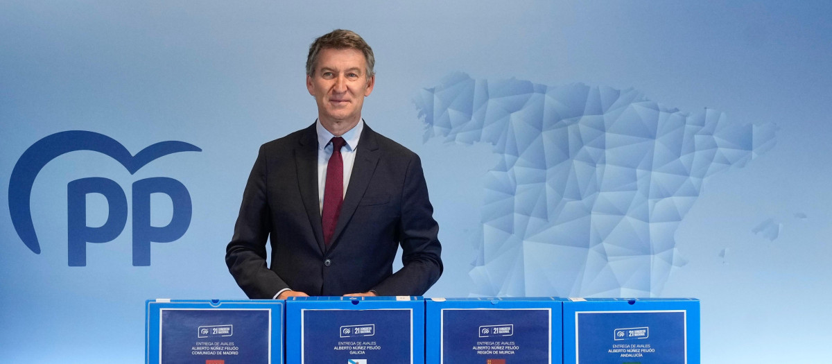 El presidente del PP, Alberto Núñez Feijóo, con los avales para el Congreso del partido