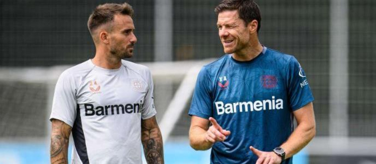 Xabi Alonso da indicaciones a Aleix García en un entrenamiento con el Bayer Leverkusen
