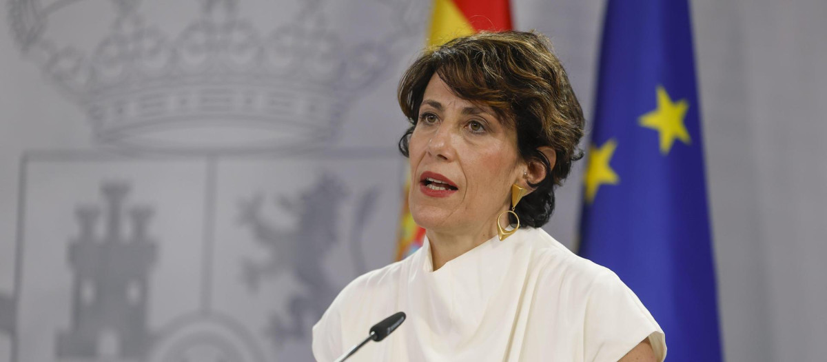 La ministra de Seguridad Social y Migraciones, Elma Saiz, interviene en la rueda de prensa posterior a la reunión del Consejo de Ministros este martes en Moncloa.