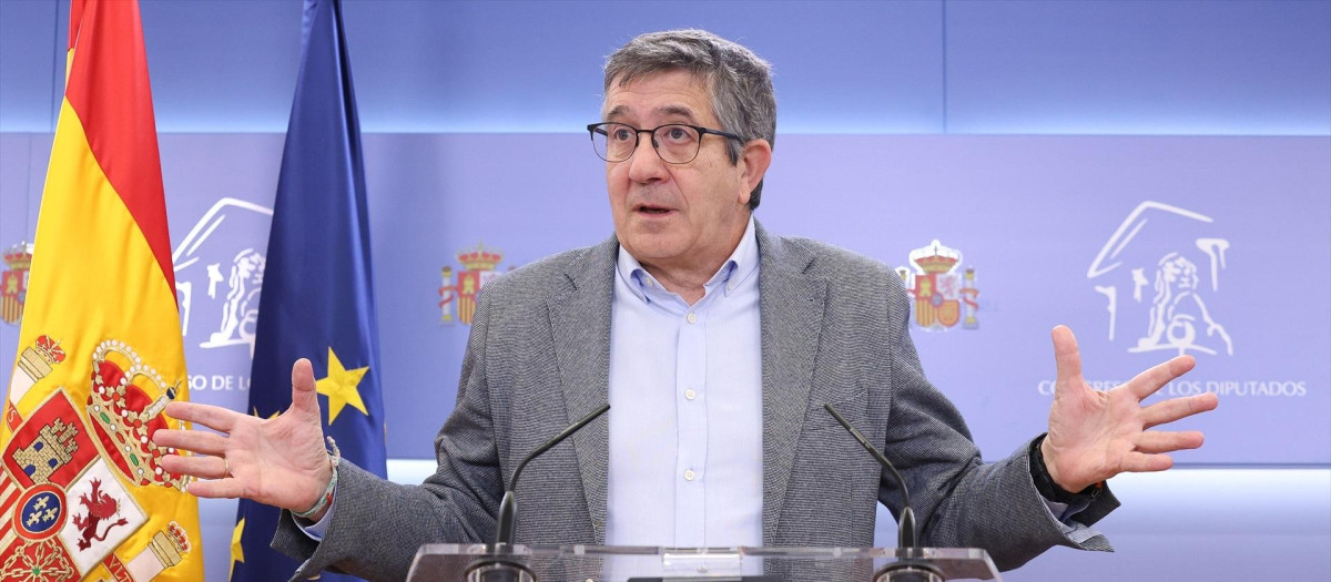 El portavoz del PSOE en el Congreso, Patxi López, durante una rueda de prensa
