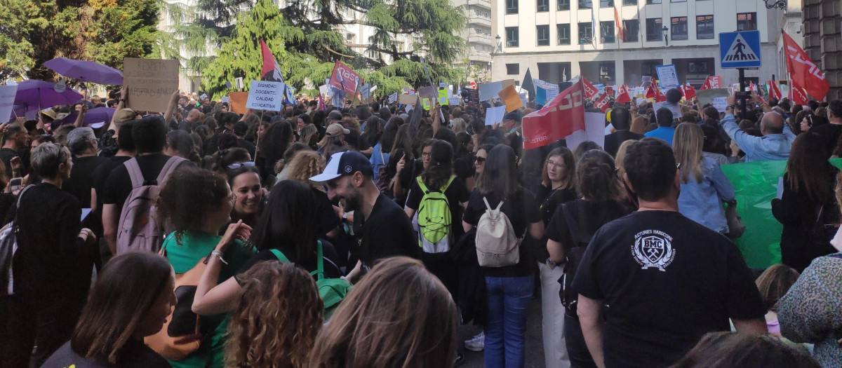 Concentración de profesores asturianos ante la Consejería de Educación del Principado