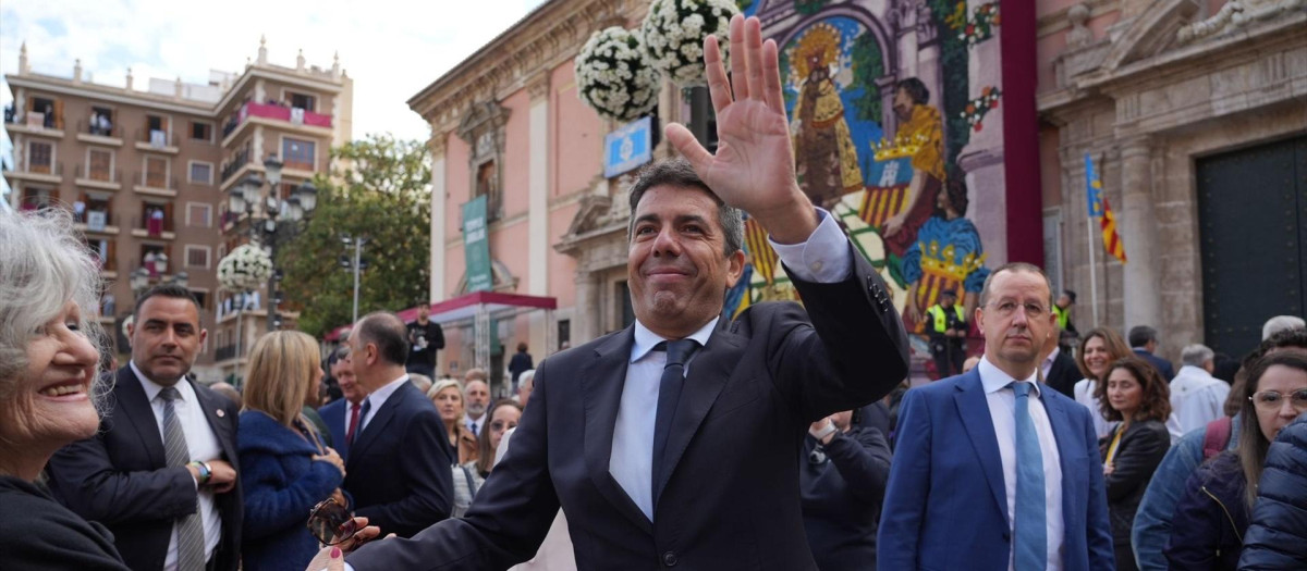 Carlos Mazón, aplaudido durante el día de la Virgen de los Desamparados, en Valencia