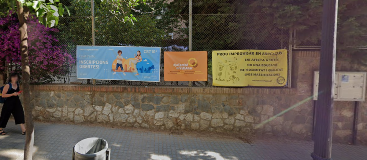 Carteles junto a la entrada de la escuela Congrés-Indians, en Barcelona