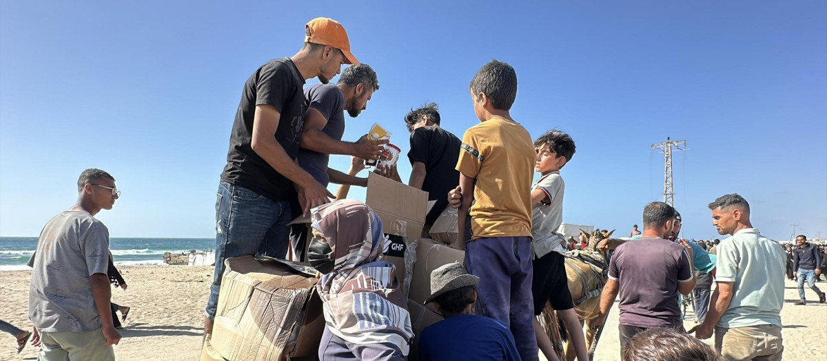 Palestinos que buscan ayuda se reúnen cerca de un sitio de distribución de ayuda administrado por la Fundación Humanitaria de Gaza respaldada por Estados Unidos