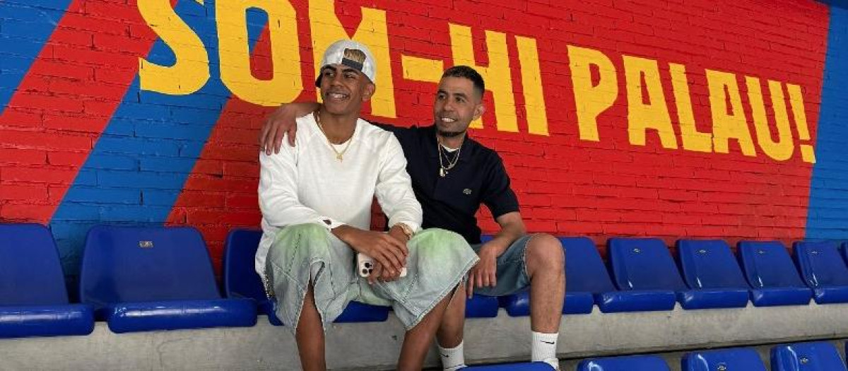Lamine Yamal, junto a su padre Mounir Nasraoui tras firmar su renovación de contrato hasta 2031