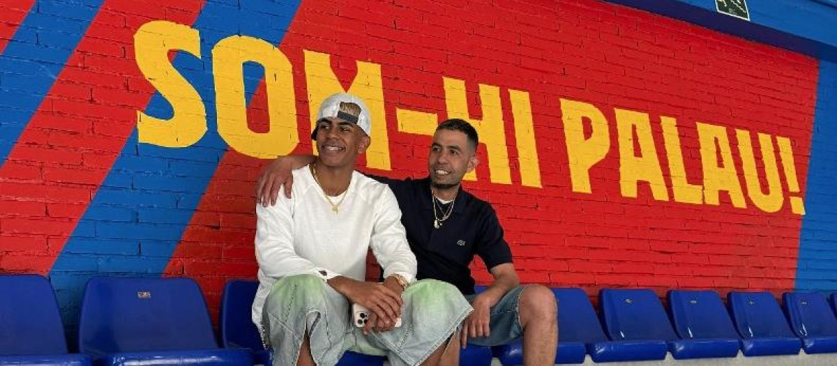 Lamine Yamal, junto a su padre Mounir Nasraoui tras firmar su renovación de contrato hasta 2031