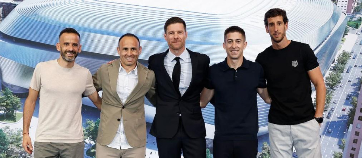 Xabi Alonso posa con su staff técnico en su presentación como entrenador del Real Madrid