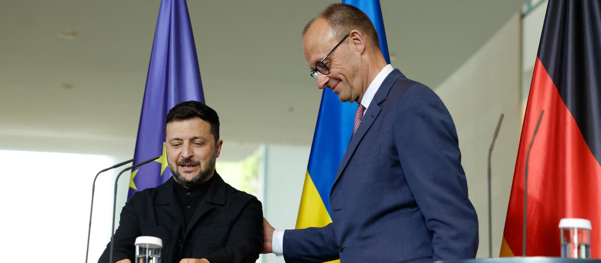 El canciller alemán, Friedrich Merz, junto al presidente ucraniano, Volodimir Zelenski