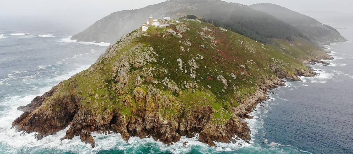El faro de Finisterre, en "el fin del mundo", es un buen final de ruta.