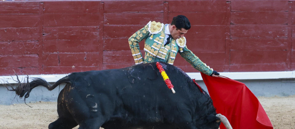 El diestro Alejandro Talavante toreando uno de los reses de Garcigrande durante la corrida de la prensa