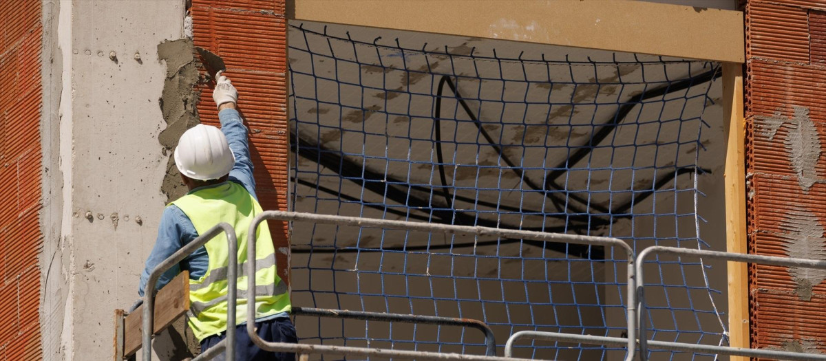 Un obrero durante la construcción de una obra.