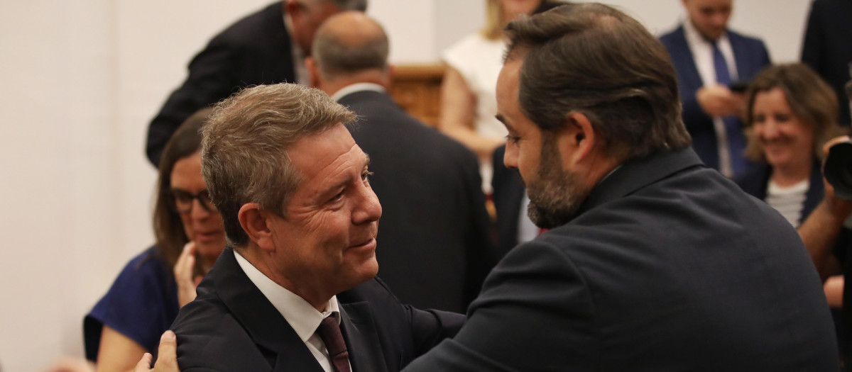 El presidente de Castilla-La Mancha, Emiliano García-Page, y el presidente regional del PP, Paco Núñez, se saludan tras la aprobación del Estatuto.

JUANMA JIMÉNEZ/EUROPA PRESS
29/5/2025