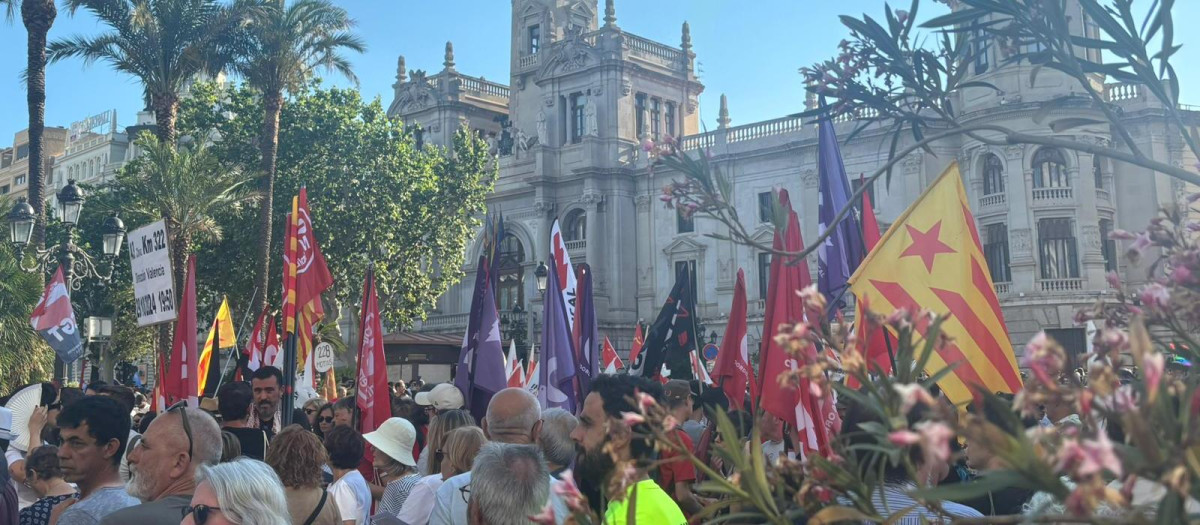 Varias banderas 'esteladas' en la manifestación contra Mazón en Valencia