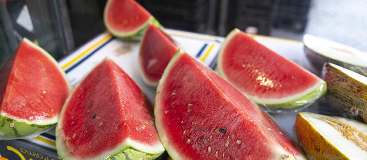 Porciones de sandía en un puesto de frutas y verduras en Sevilla
