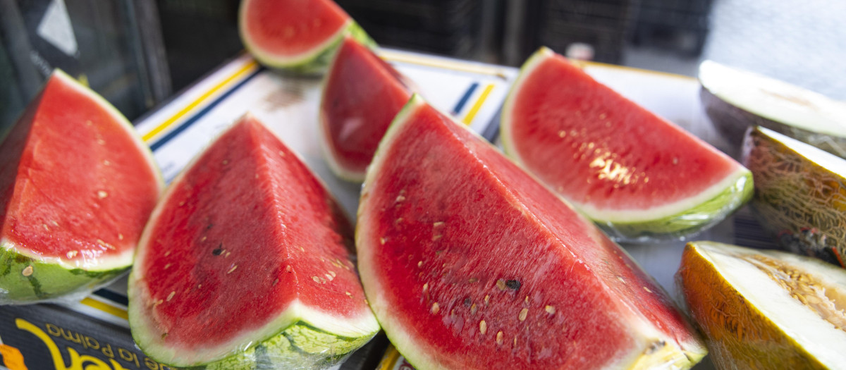 Porciones de sandía en un puesto de frutas y verduras en Sevilla